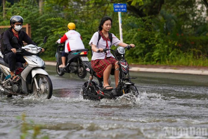 Nước ngập khiến việc đưa đón học sinh gặp nhiều khó khăn.