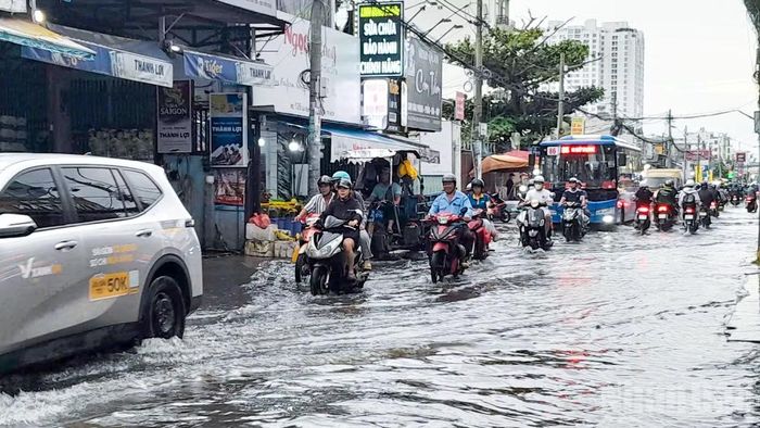 Không chỉ khu vực Bình Hưng, nhiều tuyến đường khác trên địa bàn Xã Nhà Bè cũng ghi nhận tình trạng ngập trong những ngày qua.