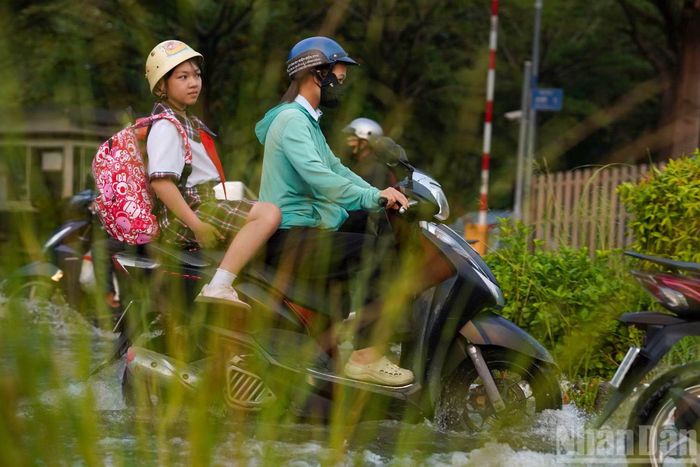 Theo người dân, tuyến đường này thường xuyên ngập khi xảy ra mưa lớn hoặc triều cường.
