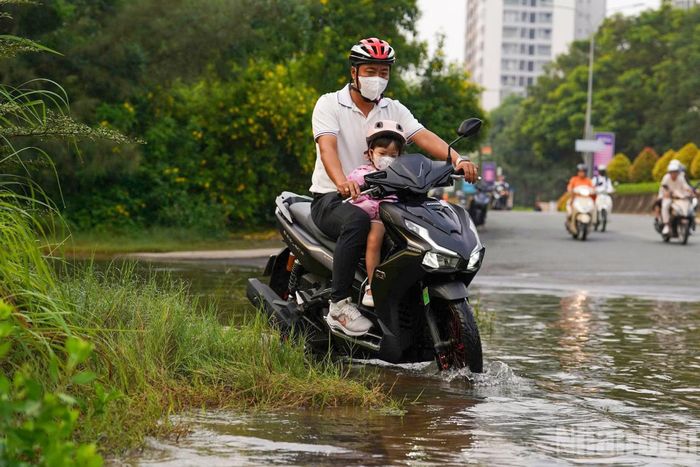 Một số phụ huynh phải đưa xe lên lề đường, tìm cách vượt qua khu vực ngập để đưa con đến trường đúng giờ. Nhiều học sinh phải lội qua những đoạn nước ngập trong ngày đầu tuần.