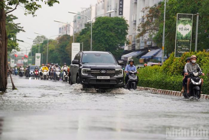 Theo người dân, tuyến đường này thường xuyên ngập khi xảy ra mưa lớn hoặc triều cường. Tình trạng ngập kéo dài không chỉ ảnh hưởng đến việc đi học mà còn gây khó khăn cho hoạt động đi lại, sinh hoạt của cư dân trong khu vực.