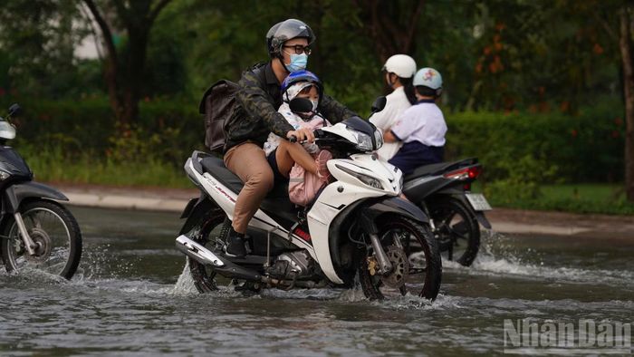 Nước ngập﻿ khiến việc đưa đón học sinh gặp nhiều khó khăn.