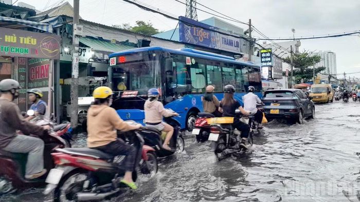 Mưa lớn kết hợp với triều cường khiến việc lưu thông tại các khu vực thấp trũng bị ảnh hưởng, nhiều phương tiện phải di chuyển chậm hoặc tìm đường khác để tránh ngập.