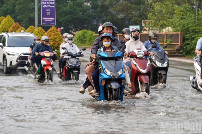  Tại khu đô thị xã Bình Hưng, Đường số 1 ngập sâu﻿ trong buổi sáng. Đây là tuyến đường chính dẫn vào khu vực có Trường tiểu học Nguyễn Bỉnh Khiêm cùng nhiều trường mầm non, đồng thời là tuyến đường người dân sử dụng để đi làm. 