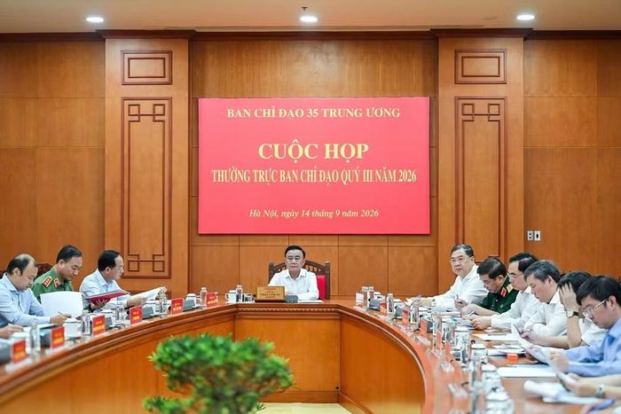 Cuộc họp nhằm đánh giá kết quả công tác lãnh đạo, chỉ đạo và tổ chức thực hiện nhiệm vụ bảo vệ nền tảng tư tưởng của Đảng quý III và nhiệm vụ trọng tâm quý IV. (Ảnh: DUY LINH)
