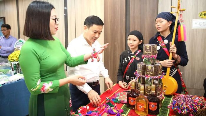 Lãnh đạo Sở Văn hóa, Thể thao và Du lịch 2 tỉnh Thái Nguyên và Quảng Trị nghe giới thiệu về các sản phẩm lưu niệm của Khu bảo tồn làng nhà sàn du lịch sinh thái Thái Hải. (Ảnh: HP)