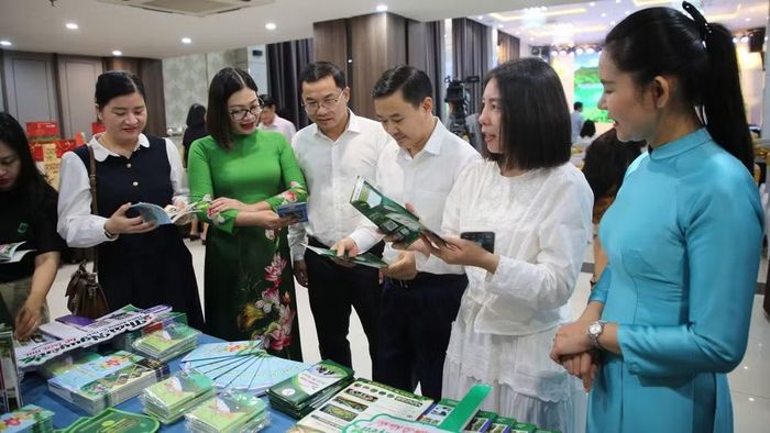 Các đại biểu xem các tài liệu thông tin, giới thiệu về tiềm năng du lịch xanh Thái Nguyên. (Ảnh: HP)