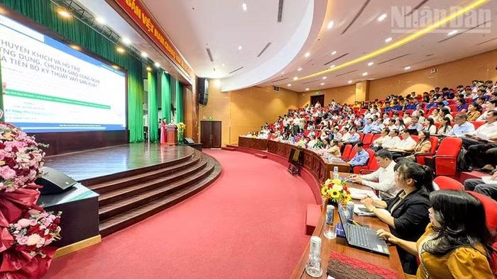Đại biểu tham gia tham luận tại hội thảo. (Ảnh: BÁ DŨNG)