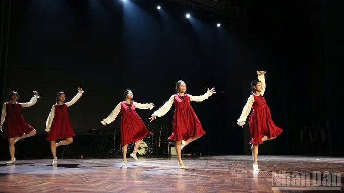 Vũ đạo do chính thành viên Câu lạc bộ nghệ thuật Hà Nội-Amsterdam biên đạo.