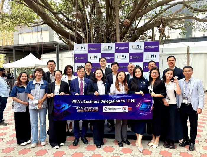 Tham tán Bùi Trung Thướng hỗ trợ đoàn doanh nghiệp điện, điện tử Việt Nam tham dự chương trình xúc tiến thương mại tại Ấn Độ. (Ảnh: Thương vụ Việt Nam tại Ấn Độ)