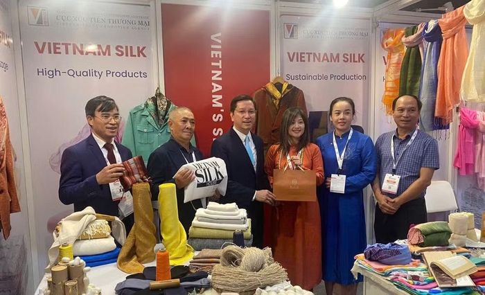 Quảng bá hàng lụa tơ tằm Việt Nam tại Ấn Độ. (Ảnh: Thương vụ Việt Nam tại Ấn Độ)