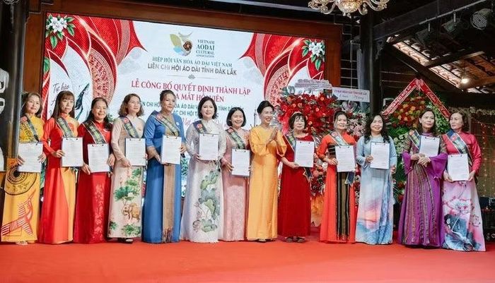 Đại diện 12 Chi hội Văn hóa Áo dài Việt Nam tỉnh Đắk Lắk. (Ảnh: L.HƯỜNG)