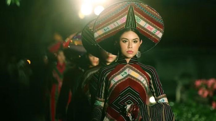 Một bộ sưu tập thời trang áo dài với chủ đề và chất liệu Tây Nguyên. (Ảnh: Sở Văn hóa, Thể thao và Du lịch tỉnh Đắk Lắk)