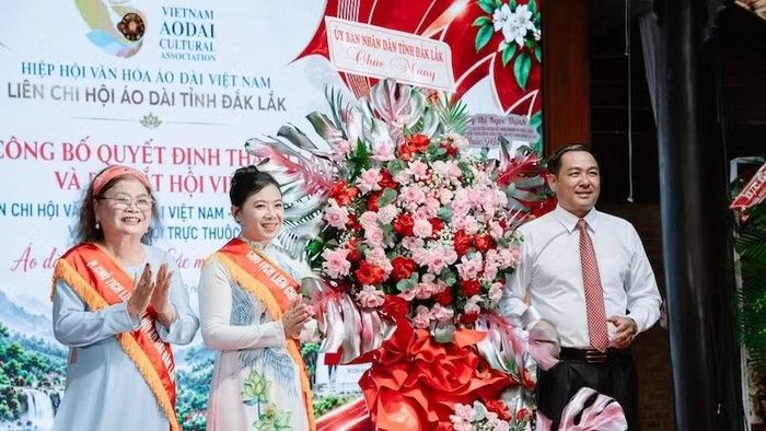 Ông Y Nhuân Byă, Phó Chủ tịch Ủy ban nhân dân tỉnh Đắk Lắk tặng hoa chúc mừng Đại diện Liên chi Hội Văn hóa áo dài Việt Nam tại Đắk Lắk. (Ảnh: L.HƯỜNG)
