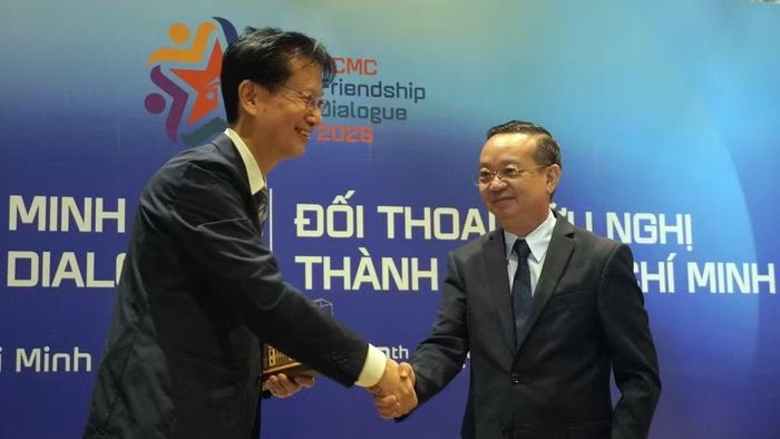 Đồng chí Nguyễn Lộc Hà (bên phải), Phó Chủ tịch Ủy ban nhân dân Thành phố Hồ Chí Minh chào xã giao các đại biểu. (Ảnh: ĐÌNH THÌN)