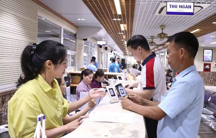 Người dân thanh toán không dùng tiền mặt tại Bệnh viện đa khoa tỉnh Phú Thọ. (Ảnh: NGỌC LONG)