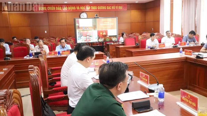 Các đại biểu dự buổi làm việc nghe đồng chí Nguyễn Thanh Nghị, Trưởng Ban Chính sách Chiến lược Trung ương, Trưởng Đoàn Kiểm tra, giám sát số 235 phát biểu chỉ đạo trực tuyến. (Ảnh: CÔNG LÝ)