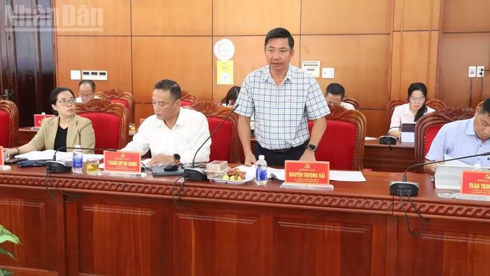 Trưởng Ban Tổ chức Tỉnh ủy Đắk Lắk Nguyễn Thượng Hải trao đổi tại buổi làm việc. (Ảnh: CÔNG LÝ)