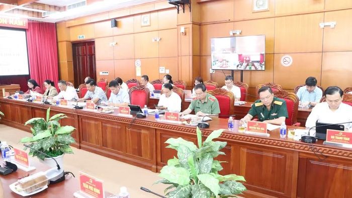 Các đồng chí trong Ban Thường vụ Tỉnh ủy Đắk Lắk dự buổi làm việc. (Ảnh: CÔNG LÝ)
