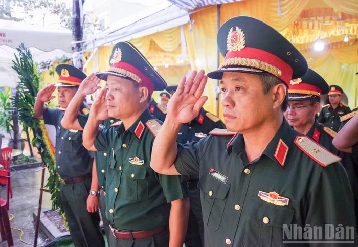 Trung tướng Lương Văn Kiểm, Phó Bí thư Đảng ủy, Tư lệnh Quân khu và Thiếu tướng Nguyễn Nam Tiến, Ủy viên Thường vụ Đảng ủy, Chủ nhiệm Chính trị Quân khu cùng đoàn công tác Quân khu dành phút mặc niệm tưởng nhớ Trung tá Trần Văn Tùng.