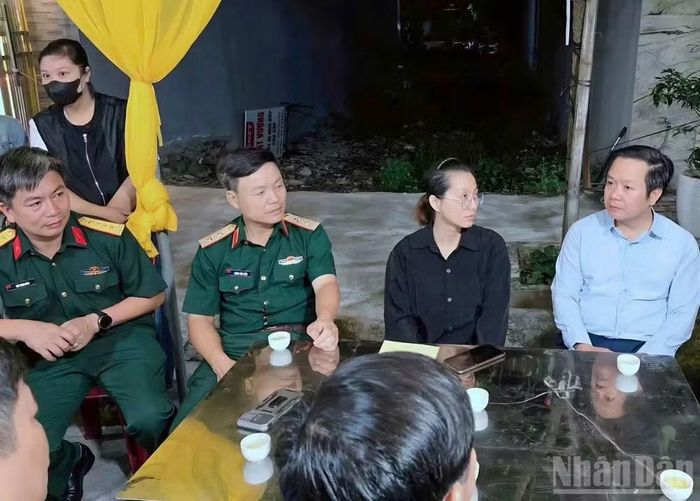 Trung tướng Lương Văn Kiểm, Phó Bí thư Đảng ủy, Tư lệnh Quân khu đến thăm hỏi, động viên thân nhân Trung tá Trần Văn Tùng chiều 13/9.