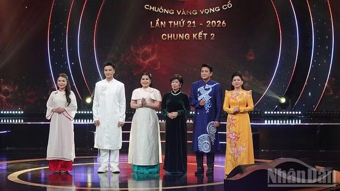 Ba huấn luyện viên và Ban giám khảo đêm chung kết 2. (Ảnh: LINH BẢO)