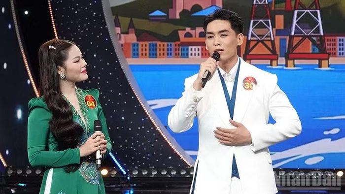 Thí sinh Võ Thị Bé (số báo danh 04) và thí sinh Trần Trí Khang (số báo danh 30) của đội huấn luyện viên, Nghệ sĩ Ưu tú Võ Minh Lâm trong phần dự thi. (Ảnh: LINH BẢO)