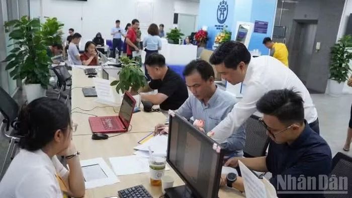 Người dân Hà Nội nộp thủ tục hành chính.
