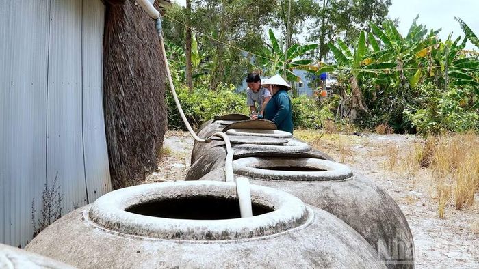 Người dân vùng nông thôn Cà Mau dùng lu to trữ nước mưa sử dụng cho sinh hoạt trong mùa khô. (Ảnh: HỮU TÙNG)