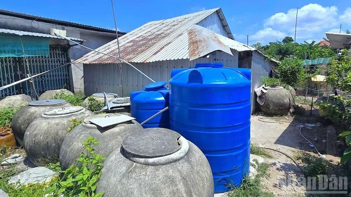 Người dân vùng nông thôn Cà Mau mua bồn nhựa trữ nước mưa sử dụng cho sinh hoạt trong mùa khô. (Ảnh: HỮU TÙNG)