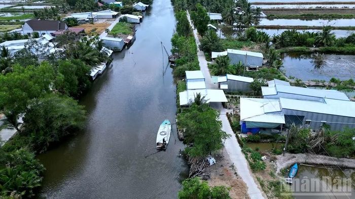 Chuyên chở nước sinh hoạt trong mùa khô ở vùng Biển Bạch, tỉnh Cà Mau trong mùa khô 2025-2026. (Ảnh: HỮU TÙNG)
