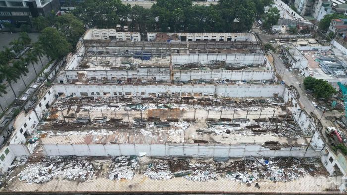 Nhiều khung nhà, sắt thép, vật liệu cùng phế liệu được tập kết dọc các lối đi trong khuôn viên.