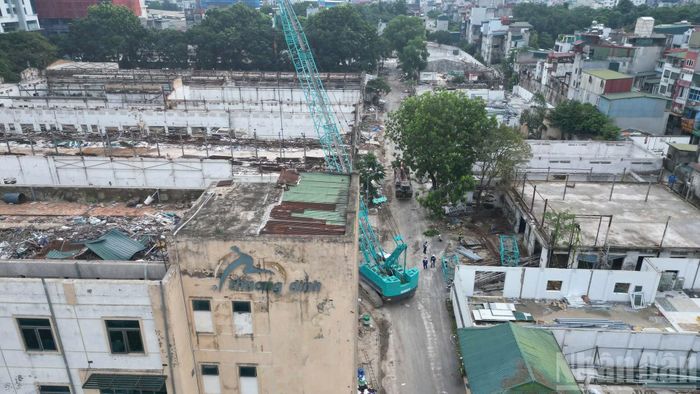 Việc tháo dỡ Nhà máy Giày Thượng Đình đang từng bước thay đổi hiện trạng khu đất rộng hơn 3,6ha trên phố Nguyễn Trãi, nơi gắn với hoạt động sản xuất công nghiệp trong nhiều năm. Định hướng sử dụng khu đất và triển khai dự án trong thời gian tới sẽ được thực hiện theo các quy định về quy hoạch, đầu tư, đất đai và xây dựng.