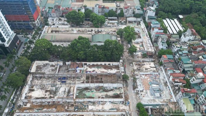 Bên trong các dãy nhà, máy móc, thiết bị và đồ đạc đã được di chuyển.