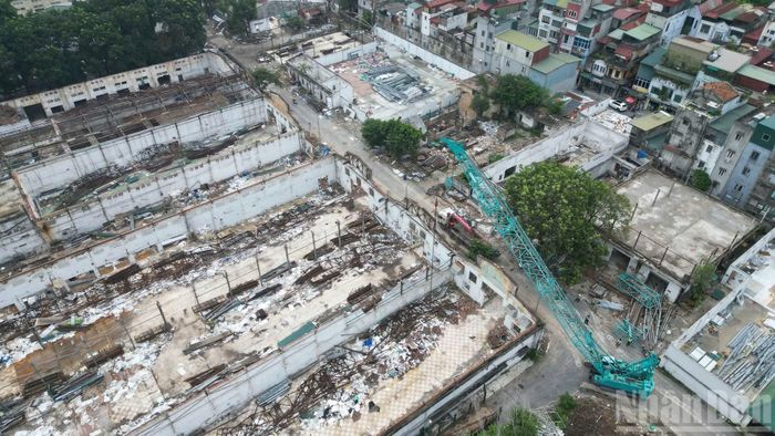 Theo ghi nhận của phóng viên, quá trình tháo dỡ đang diễn ra trên nhiều khu vực. Từ trên cao, phần mái của phần lớn các dãy nhà xưởng đã được tháo xuống.