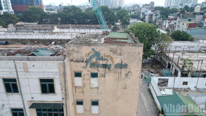 Nhiều khung nhà, sắt thép, vật liệu cùng phế liệu được tập kết dọc các lối đi trong khuôn viên.