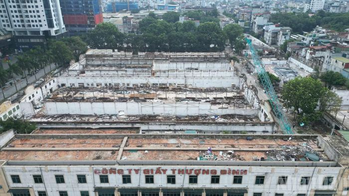 Một số khu vực chỉ còn hệ thống khung thép, những bức tường cũ và nền nhà.