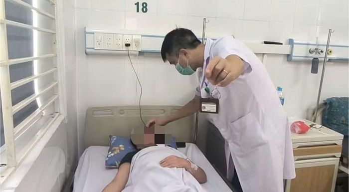 Bác sĩ khám cho bệnh nhân.
