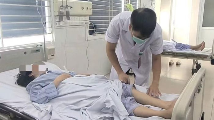 Bác sĩ khám lại cho bệnh nhân. (Ảnh: Bệnh viện cung cấp)