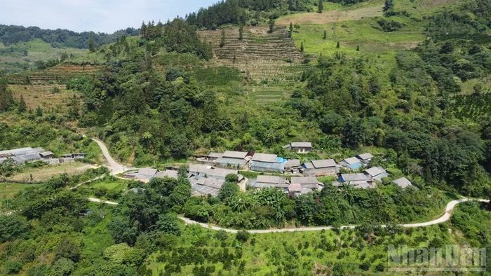 Hàng chục hộ dân sinh sống tại khu vực có nguy cơ sạt lở xã tại Mường Khương, tỉnh Lào Cai. (Ảnh: CÔNG HẢI)
