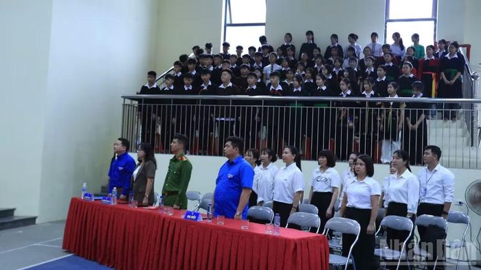 Các đại biểu và học sinh tham dự chương trình. (Ảnh: THÀNH TÂM)