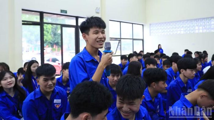 Các em học sinh hào hứng tham gia hỏi đáp nhận diện những hành vi có thể dẫn đến hoặc cấu thành bạo lực học đường và cách xử lý khi gặp vấn đề. (Ảnh: THÀNH TÂM)