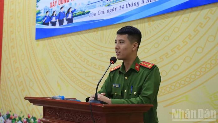 Đại diện Phòng Cảnh sát hình sự, Công an tỉnh Lào Cai trao đổi với học sinh về phòng, chống bạo lực học đường. (Ảnh: THÀNH TÂM)