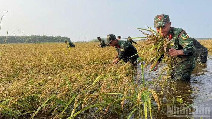 Cán bộ, chiến sĩ vì dân phục vụ. (Ảnh: THANH PHONG)