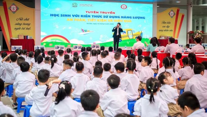 Gần 1.000 học sinh tham gia chương trình tìm hiểu về kiến thức sử dụng năng lượng an toàn, tiết kiệm, hiệu quả. (Ảnh: Ban Tổ chức cung cấp)