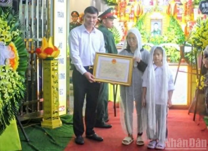 Chủ tịch Ủy ban nhân dân tỉnh Hưng Yên Nguyễn Mạnh Quyền đã ký Quyết định số 2851/QĐ-UBND truy tặng Bằng khen cho Trung tá Trần Văn Tùng. (Ảnh: MAI TÚ)