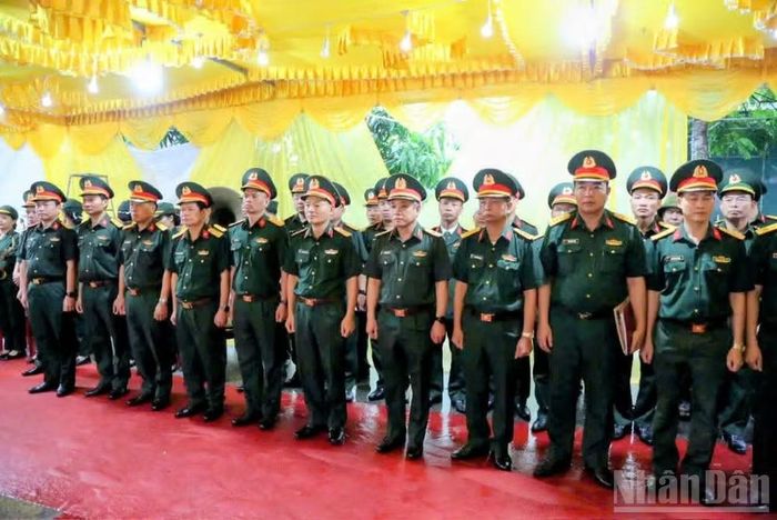 Đoàn Đảng ủy Thủ trưởng Bộ Tư lệnh Quân khu 3 do đồng chí Trung tướng Lương Văn Kiểm, Tư lệnh Quân khu làm trưởng đoàn đến viếng Trung tá Trần Văn Tùng. (Ảnh: MAI TÚ)