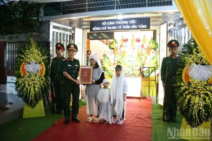 Bộ Quốc phòng truy thăng quân hàm trước thời hạn từ cấp bậc Thiếu tá lên Trung tá đối với đồng chí Trần Văn Tùng. (Ảnh: MAI TÚ)