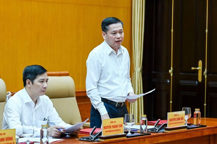 Phó Bí thư Thường trực Đảng ủy các cơ quan Đảng Trung ương Nguyễn Long Hải, Phó Trưởng đoàn kiểm tra, giám sát số 221 trình bày dự thảo báo cáo. (Ảnh: DUY LINH)