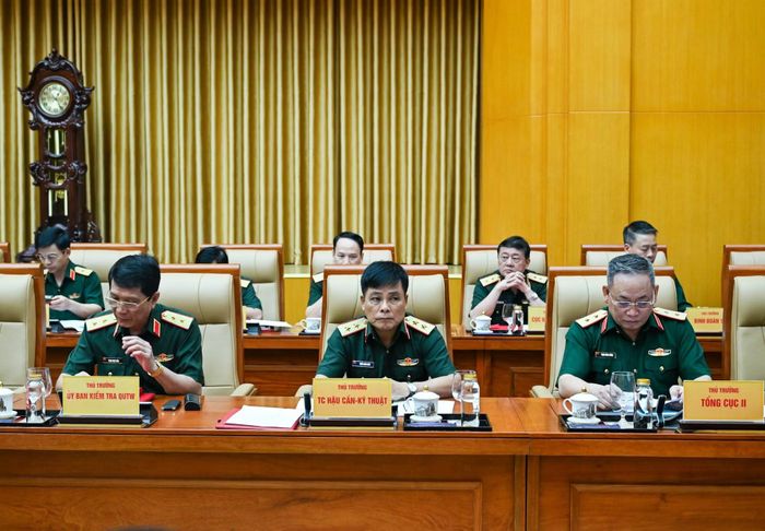 Các đồng chí Ban Thường vụ Quân ủy Trung ương dự hội nghị. (Ảnh: DUY LINH)